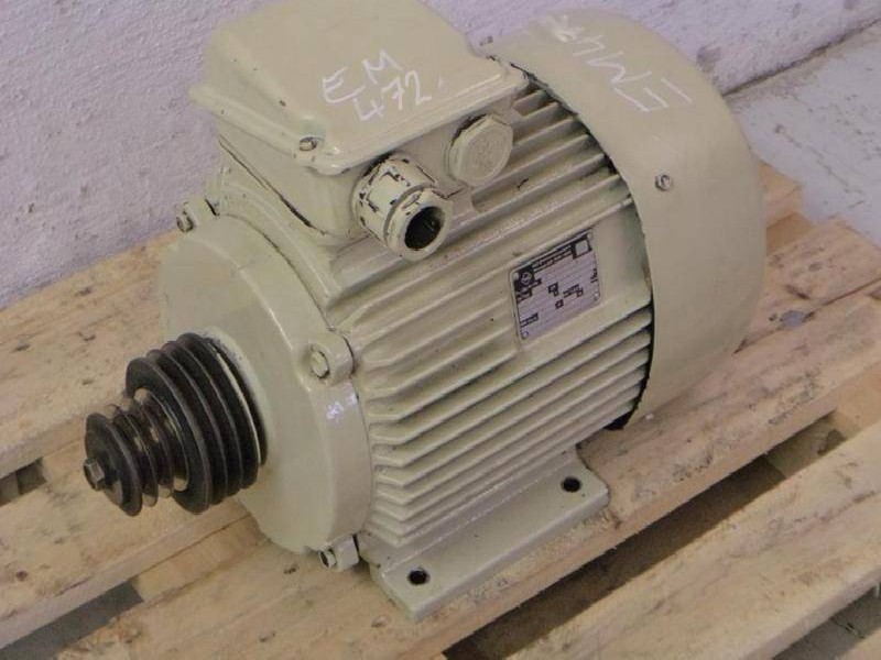 Drehstromservomotor VEM KMR 132 S8-4-2 A Ersatzteil für Hohenstein RBT400 ! Drei Geschwindigkeiten, gebraucht ! Bilder auf Industry-Pilot