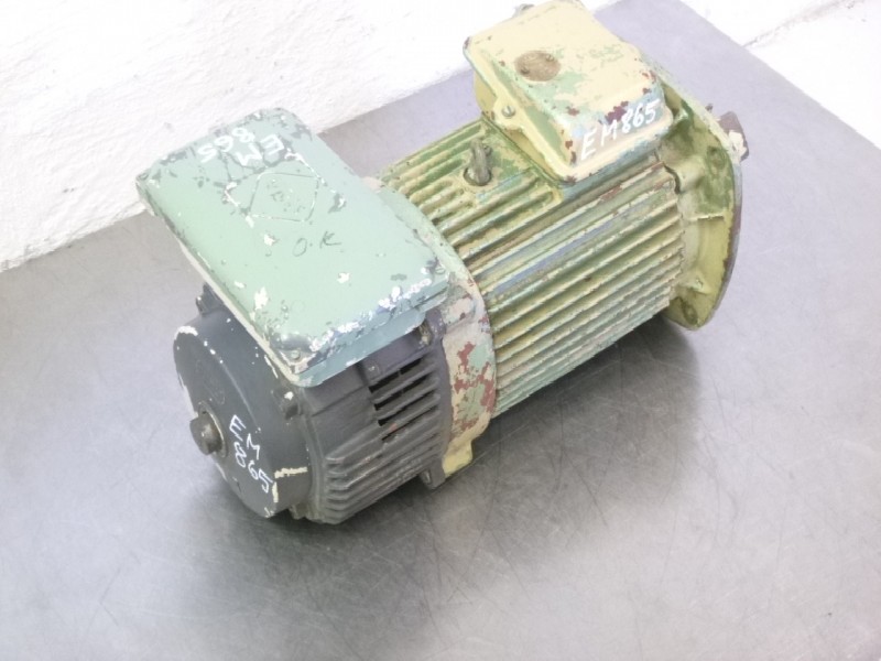 محرك سيرفو تيار متردد Drehstrom- Elektromotor mit Bremse VEM BMR 112 M4( BMR112M4 ) Bremse: 2 BFLM 10 Wellendurchmesser: Ø 32 mm Passend u a zu FSS250 gebraucht, geprüft ! الصورة على Industry-Pilot