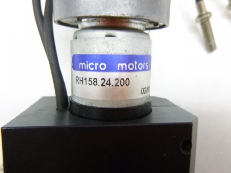 Gear motor MICRO MOTORS RH158.24.200 Flansch: Ø 40 mm Näherungsschalter: BERNSTEIN KIB-M05PS/001-KL2PU gebraucht ! photo on Industry-Pilot