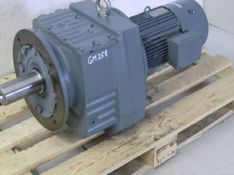 Moteur à réducteur Getriebemotor mitBremse SEW RF107DV132S4/BMG/HF/TF Neu IP55 Wellendurchmesser: Ø 70 mm  Images sur Industry-Pilot