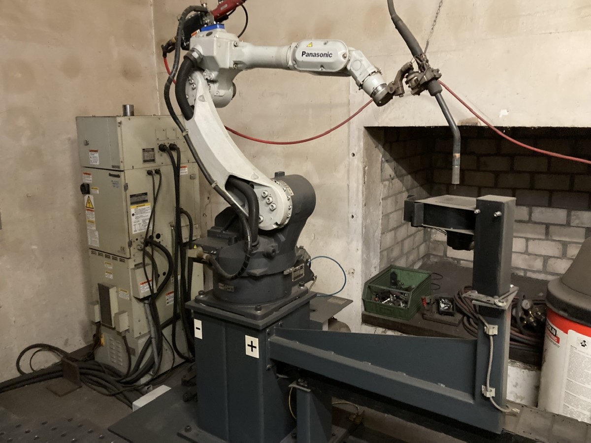Robot welding machine PANASONIC  photo on Industry-Pilot