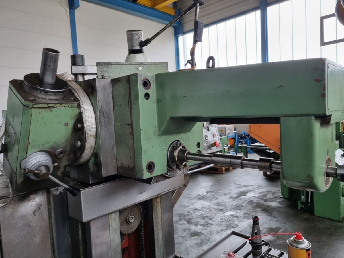 Universal Milling and Drilling Machine TOS FNGJ 32 photo on Industry-Pilot