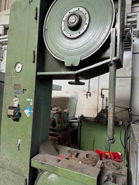 Bandsaw metal working machine - vertical TOS A 69 photo on Industry-Pilot