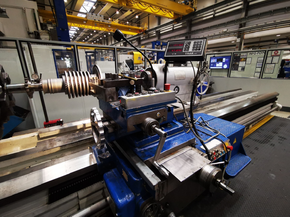 Heavy Duty Lathe VDF-WOHLENBERG E 1120 B photo on Industry-Pilot