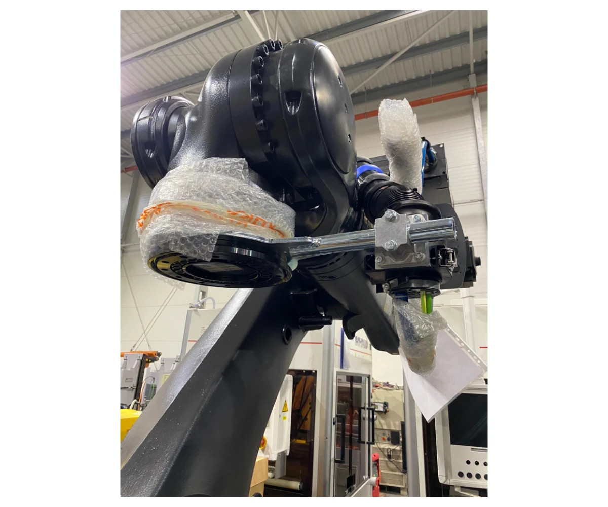 Industrial robot Industrieroboter KUKA KR360/R2830r photo on Industry-Pilot