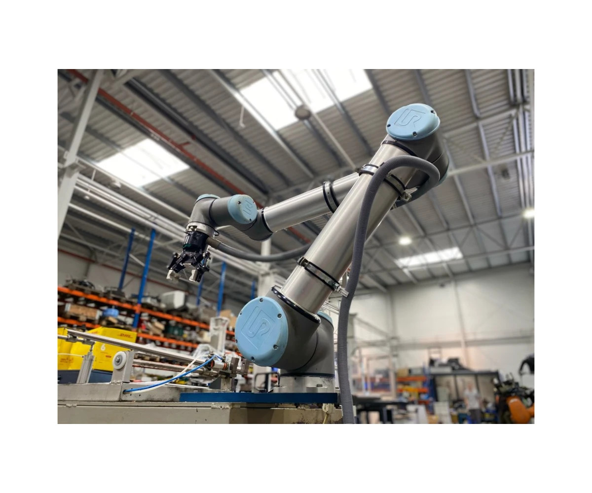 Industrial robot Robot UNIVERSAL UR10 photo on Industry-Pilot