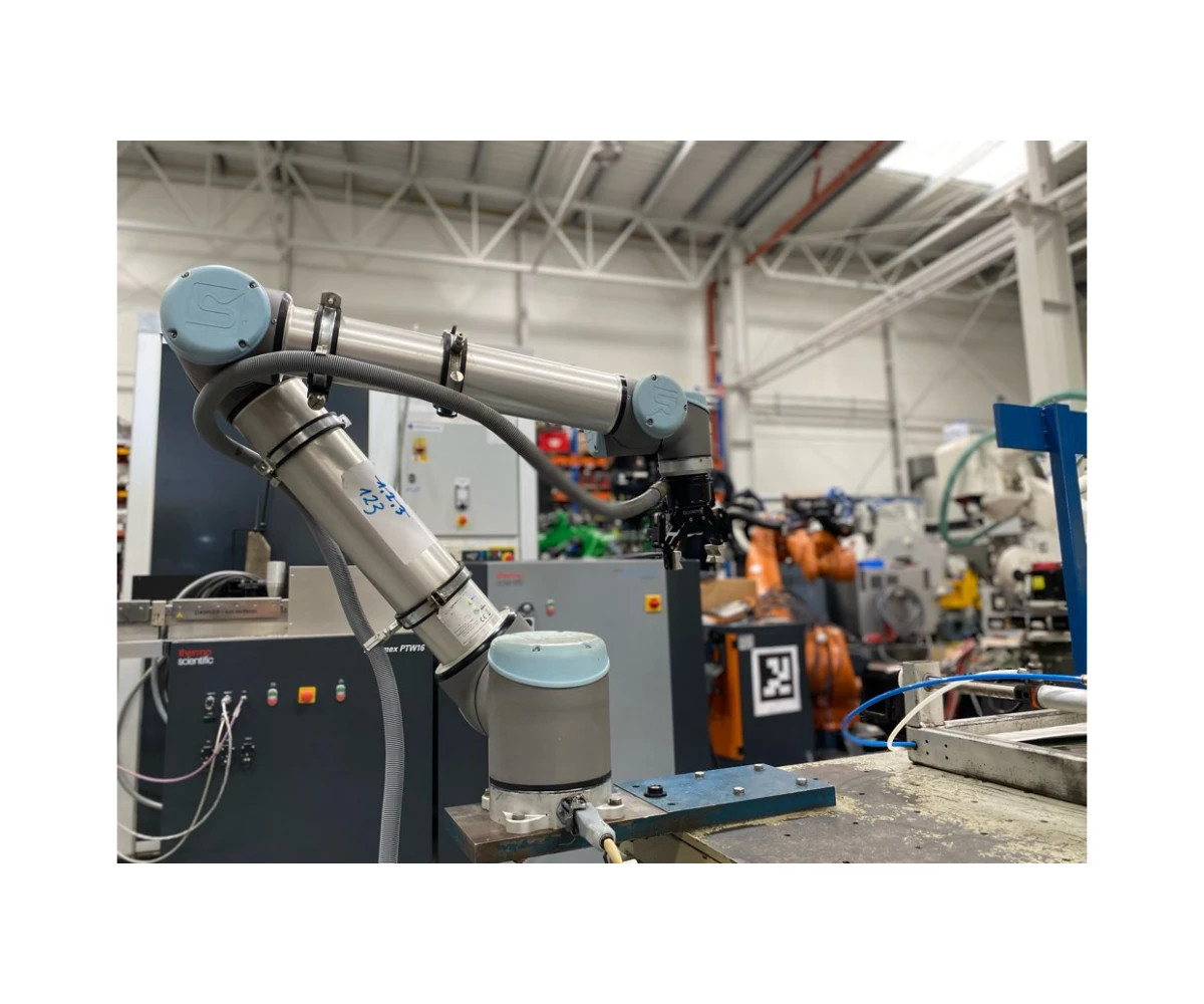 Industrial robot Robot UNIVERSAL UR10 photo on Industry-Pilot