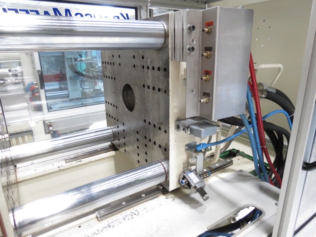Injection molding machine - clamping force 250 - 999 kN KRAUSS MAFFEI KM 80-390 C1 48.800 h photo on Industry-Pilot