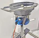 Drehpositionierer Hutt Wendelförderer Rütteltopf Schwingförderer mit Schallschutz Bilder auf Industry-Pilot