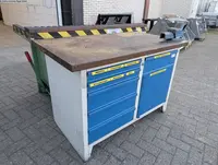 طاولة العمل UNBEKANNT  الصورة على Industry-Pilot