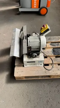 آلة إزالة الحواف الحادة من الصفائح METALLKRAFT KE 150 الصورة على Industry-Pilot