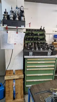 مركز المعالجة العمودي MORI SEIKI MV 40B mit kompl. Werkstatt/with compl.tool shop الصورة على Industry-Pilot